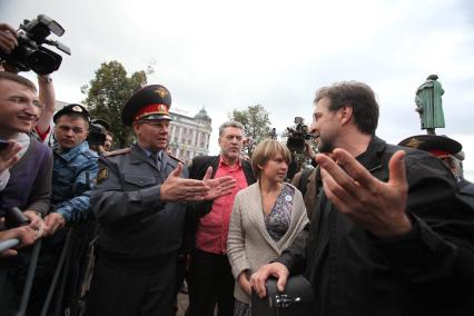 Митинг в защиту Химкинского леса, Пушкинская площадь, 22 августа 2010 года. Митингующие. Юрий Шевчук. Артемий Троицкий. Евгения Чирикова (лидер движения в защиту химкинского деса).