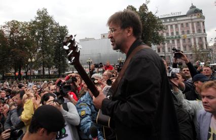 Митинг в защиту Химкинского леса, Пушкинская площадь, 22 августа 2010 года. Митингующие. Юрий Шевчук.