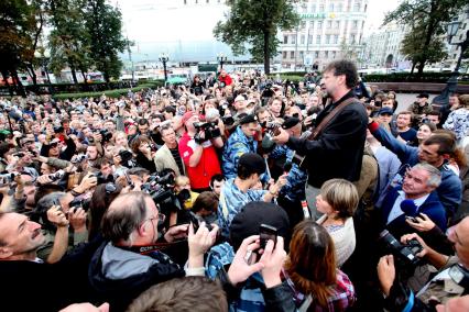 Митинг в защиту Химкинского леса, Пушкинская площадь, 22 августа 2010 года. Митингующие. Юрий Шевчук.