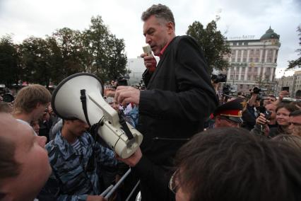 Митинг в защиту Химкинского леса, Пушкинская площадь, 22 августа 2010 года. Митингующие. Артемий Троицкий.