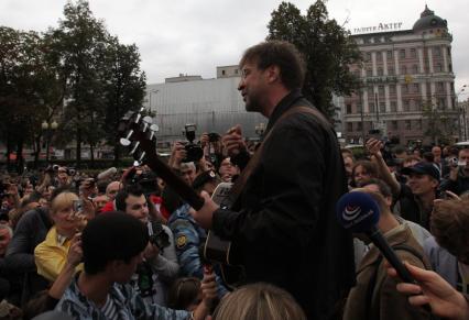 Митинг в защиту Химкинского леса, Пушкинская площадь, 22 августа 2010 года. Митингующие. Юрий Шевчук.