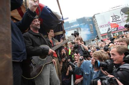 Митинг в защиту Химкинского леса, Пушкинская площадь, 22 августа 2010 года. Митингующие. Юрий Шевчук.