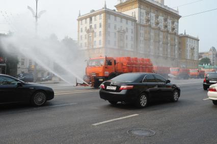 Жара и смог от лесных пожаров , Садовое кольцо, Москва,  9 августа 2010 года. Климат. Лето. Полив дороги. Коммунальное хозяйство. Поливальщик. Автомобили. Поливочная машина
