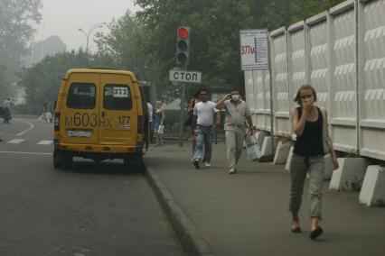 Смог от дыма лесных пожаров в Москве, 09 августа 2010 года. Макса. Марлевая повязка. Эпидемия. Медицина. Простуда. Лесной пожар. Маршрутка. Газель. Гарь. Жара. Лето. Глобальное потепление.