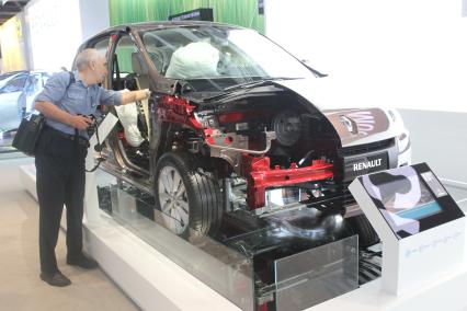 Открытие Московского международного автосалона - 2010, 25 августа 2010 года. Рено DUSTER.