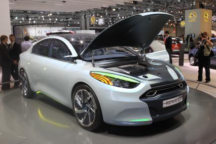 Открытие Московского международного автосалона - 2010, 25 августа 2010 года. Renault - концепт-кар Fluence Z.E.