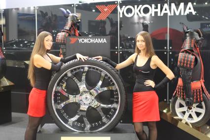 Автомобили и аксессуары, Московский международный автосалон 2010, Москва, 25 августа 2010 года. Автомобиль. Машина.  Колесо. Резина. Покрышка. Йокогама ( YOKOHAMA). Девушки. Модели. Промо.