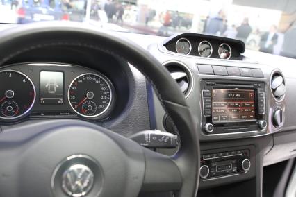 Автомобили и аксессуары, Московский международный автосалон 2010, Москва, 25 августа 2010 года. Автомобиль. Машина.  Панель управления. Руль. Приборная панель. Навигация. Бортовой компьютер. Навигатор.