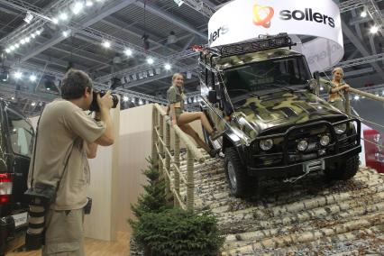 Автомобили и аксессуары, Московский международный автосалон 2010, Москва, 25 августа 2010 года. Автомобиль. Машина. Девушки. Модели. Промо. УАЗ. УАЗик. Бездорожье. Внедорожник.