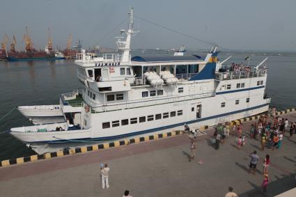г. Одесса морской порт 10 августа 2010г. Яхты, яхта, причал, пристань, лодки