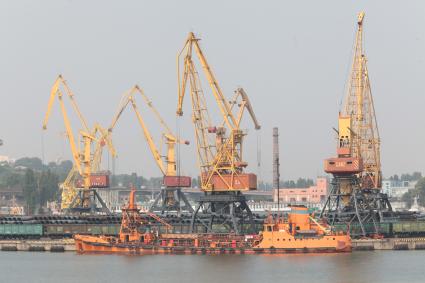 г.Одесса, морской порт 10 августа 2010г. Яхты, яхта, причал, пристань, подъемный кран, краны
