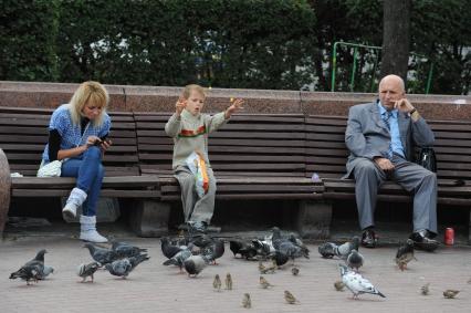 Пушкинская площадь. Москва, 26 августа 2010. Тверская. Голуби. Кормление голубей. Мать с ребенком. Пенсионер. Парк. Сквер.