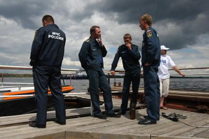 19.06.2010 Самара, Пристань на реке Волга. Инспектора ГИМС ждут начала рейда по маломерным судам.