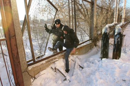 10.02.2010 Самара. Милиционер задерживает участника уличных беспорядков.