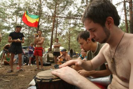 03.07.2010 Самара, Тольятти, Грушинский фестиваль. Музыканты в палаточном лагере