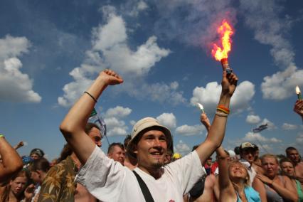 09.07.2010 Посетитель фестиваля Нашествие 2010 жгет фаер