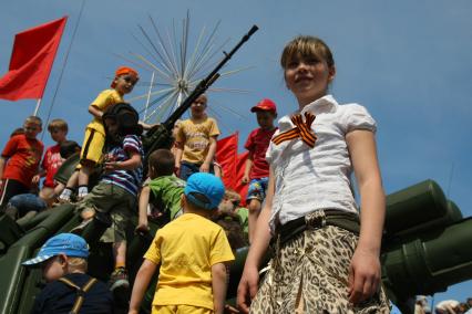 09.05.2010 Самара, площадь Куйбышева. Дети лазят по военной технике во время парада победы.