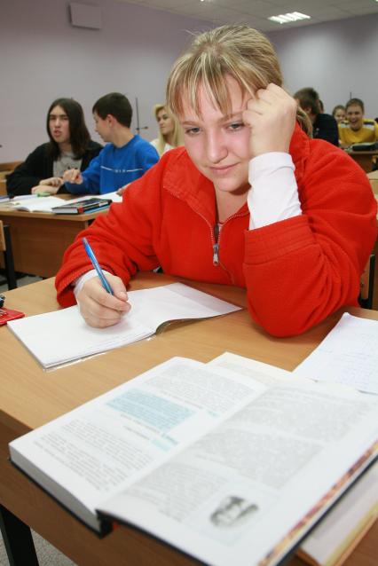 Школа, школьники за партой, ученики, образование, учебный год,подростки, образование, подростки, класс, парты, контрольная проверочная работа. ФОТО: 2006 год.