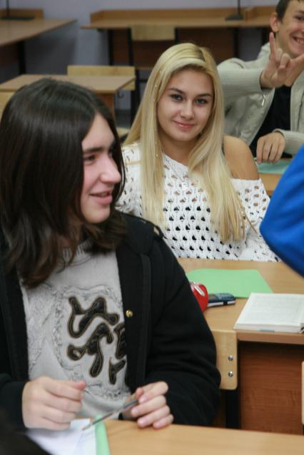 Школа, школьники за партой, ученики, образование, учебный год,подростки, образование, подростки, класс, парты, контрольная проверочная работа. ФОТО: 2006 год.