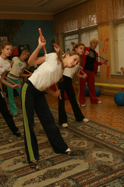 Школа, гимназия, занятия физкультурой, физкультура, спорт, ЛФК, оздоровительная гимнастика,  ученики, дети, подростки,  спортивный класс. ФОТО: 2006 год.