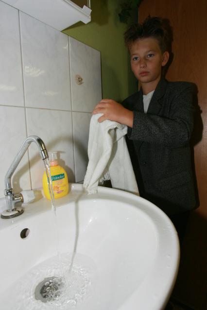 Школа, ученик, умывальник, ФОТО: 2006 год.