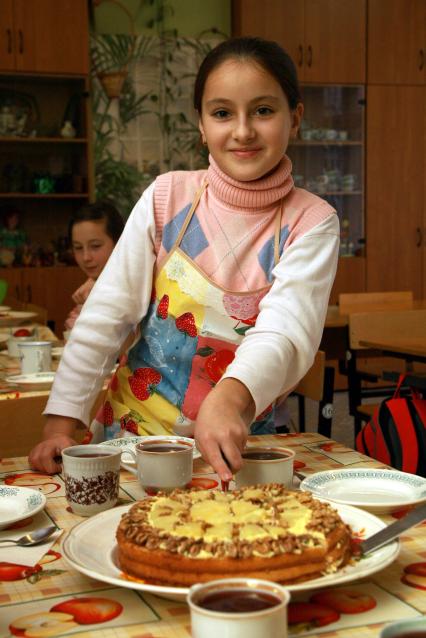 Школа, урок труда у девочек, кулинария.   ФОТО: 2006 год.