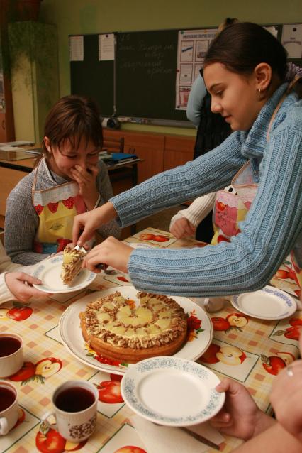 Школа, урок труда у девочек, кулинария.   ФОТО: 2006 год.