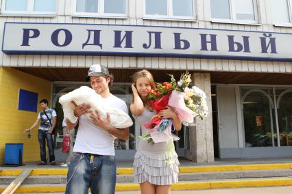 Ираклий Пирцхалава забрал сына и возлюбленную Софию Гребенщикову из роддома. Семья. Ребенок.