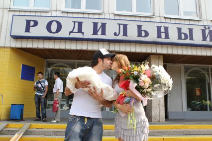 Ираклий Пирцхалава забрал сына и возлюбленную Софию Гребенщикову из роддома. Семья. Ребенок.