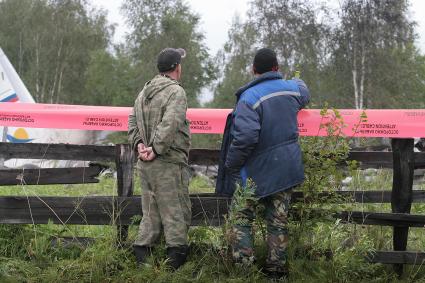 Падение самолета АН-24РВ  в г Игарка, Местные жители на масте крушения, 19 августа 2010Ремонт дорог в г Красноярске, 19 августа 2010