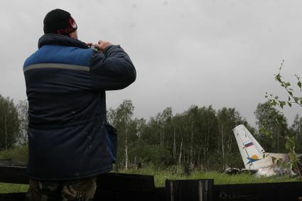 Падение самолета АН-24РВ  в г Игарка, Местные жители на масте крушения, 19 августа 2010Ремонт дорог в г Красноярске, 19 августа 2010