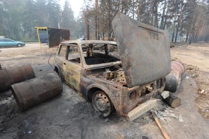 деревня  Лыково, последствия лесных пожаров.  12 августа 2010 года. сгоревшая машина, урон ущерб