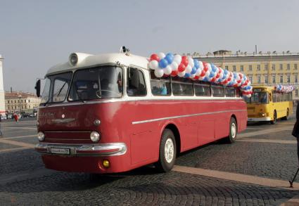 27.09.2006 Украшенный воздушными шарами, праздничный автобус модели Ikarus-lux Икарус, начинает движение с Сенатской площади.