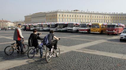 27.09.2006 На Сенатской площади в Санкт-Петербурге разместился целый автобусный парк. На это зрелище приехали посмотреть молодые люди на велосипедах.