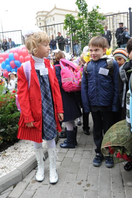 1 сентября 2010 года. День знаний. На снимке: Дочь Елены Воробей Соня в в первом классе. Школа. Образование. 1 класс. Первоклассник. Учеба. Ученик. Праздник.