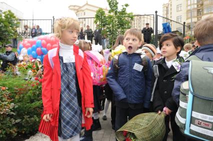 1 сентября 2010 года. День знаний. На снимке: Дочь Елены Воробей Соня в в первом классе. Школа. Образование. 1 класс. Первоклассник. Учеба. Ученик. Праздник.