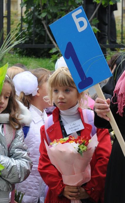 1 сентября 2010 года. День знаний. На снимке: Дочь Елены Воробей Соня в в первом классе. Школа. Образование. 1 класс. Первоклассник. Учеба. Ученик. Праздник.