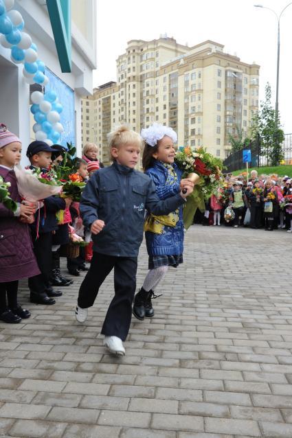 1 сентября 2010 года. День знаний. Первоклассники. Школа. Образование. 1 класс. Первоклассник. Учеба. Ученик. Праздник.