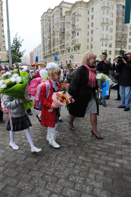 1 сентября 2010 года. День знаний. На снимке: Дочь Елены Воробей Соня в в первом классе. Школа. Образование. 1 класс. Первоклассник. Учеба. Ученик. Праздник.