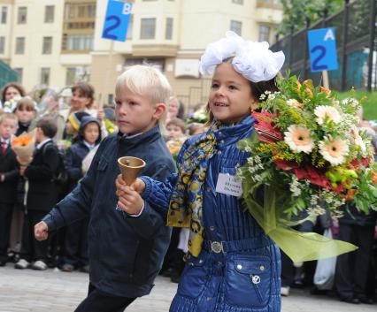 1 сентября 2010 года. День знаний. Первоклассники. Школа. Образование. 1 класс. Первоклассник. Учеба. Ученик. Праздник.