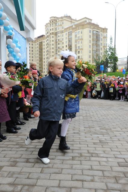 1 сентября 2010 года. День знаний. Первоклассники. Школа. Образование. 1 класс. Первоклассник. Учеба. Ученик. Праздник.