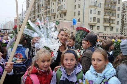 1 сентября 2010 года. День знаний. На снимке: Елена Воробей ведет дочь Соню в школу. Школа. Образование. 1 класс. Первоклассник. Учеба. Ученик. Праздник.