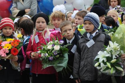 1 сентября 2010 года. День знаний. На снимке: Дочь Елены Воробей Соня в в первом классе. Школа. Образование. 1 класс. Первоклассник. Учеба. Ученик. Праздник. Цветы.