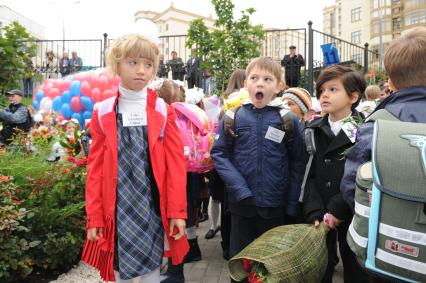 1 сентября 2010 года. День знаний. На снимке: Дочь Елены Воробей Соня в в первом классе. Школа. Образование. 1 класс. Первоклассник. Учеба. Ученик. Праздник.