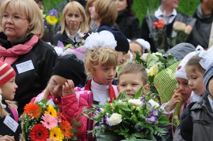 01SEP101 сентября 2010 года. День знаний. На снимке: Дочь Елены Воробей Соня в в первом классе. Школа. Образование. 1 класс. Первоклассник. Учеба. Ученик. Праздник.