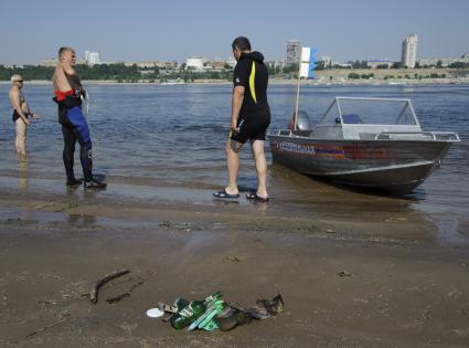 16 июня 2010. Волгоград. В предверии начала купального сезона водолазы очищают дно Волги на Центральном пляже Волгограда.