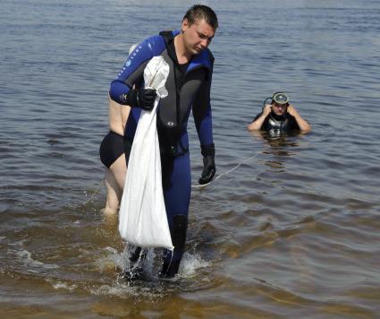 16 июня 2010. Волгоград. В предверии начала купального сезона водолазы очищают дно Волги на Центральном пляже Волгограда.