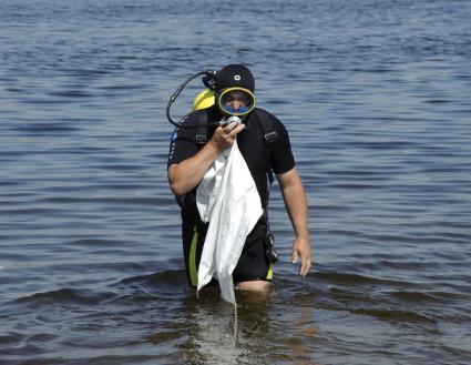 16 июня 2010. Волгоград. В предверии начала купального сезона водолазы очищают дно Волги на Центральном пляже Волгограда.