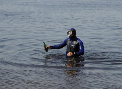 16 июня 2010. Волгоград. В предверии начала купального сезона водолазы очищают дно Волги на Центральном пляже Волгограда.