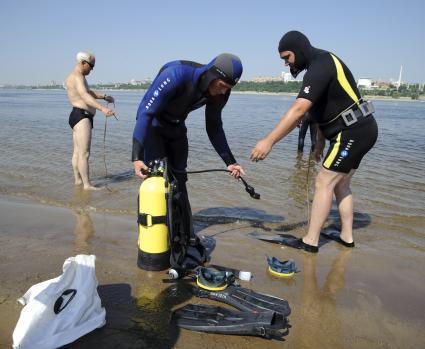 16 июня 2010. Волгоград. В предверии начала купального сезона водолазы очищают дно Волги на Центральном пляже Волгограда.